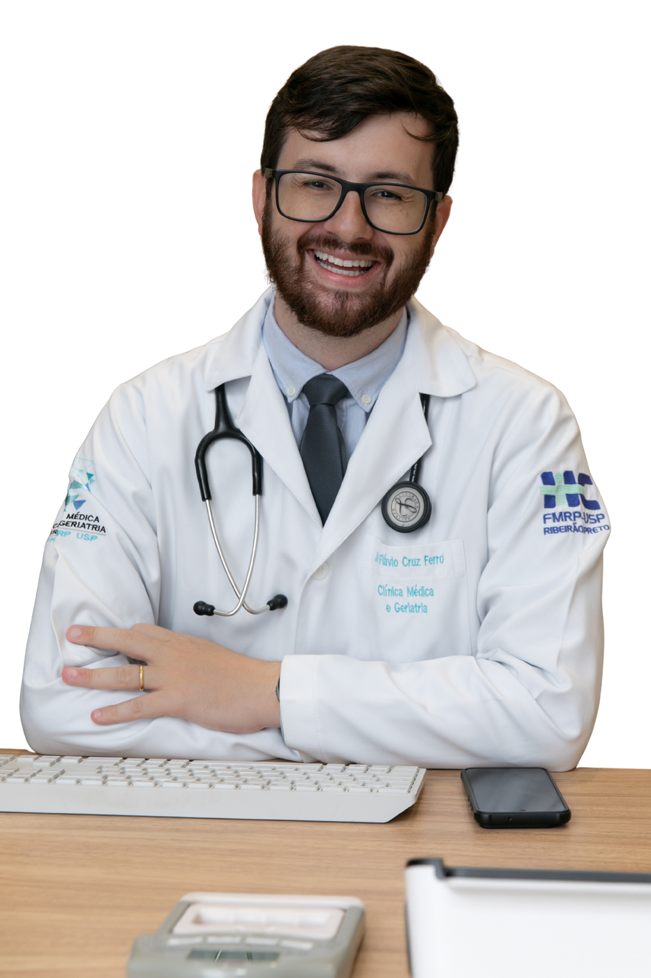Dr. Flávio Ferro, geriatra, de jaleco branco em seu consultório.